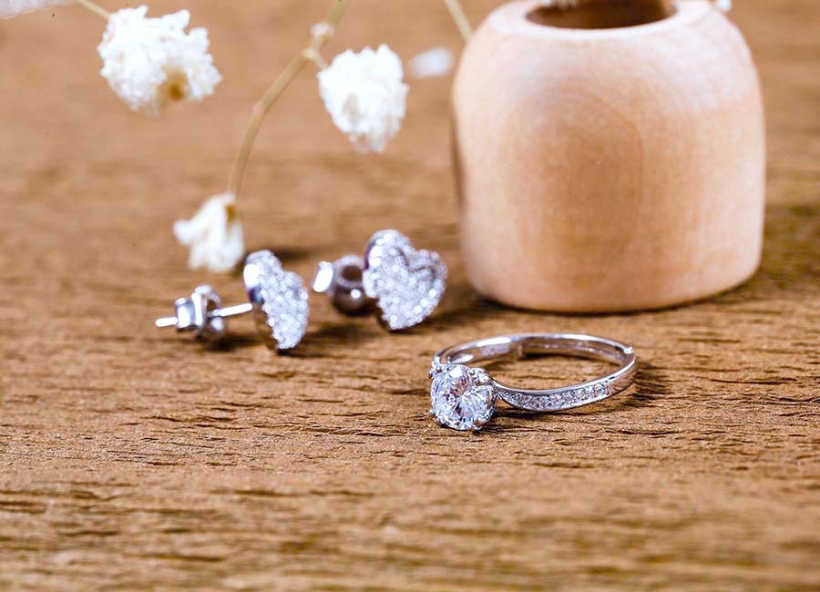 Mỗi một viên đá đều được gắn tỉ mỉ, tinh xảo tạo ra vẻ đẹp hài hòa cho sản phẩm.