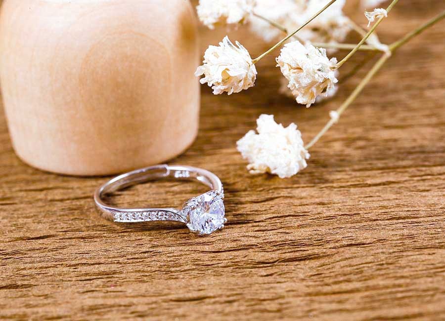 Vẻ đẹp hài hòa của chiếc nhẫn bạc.